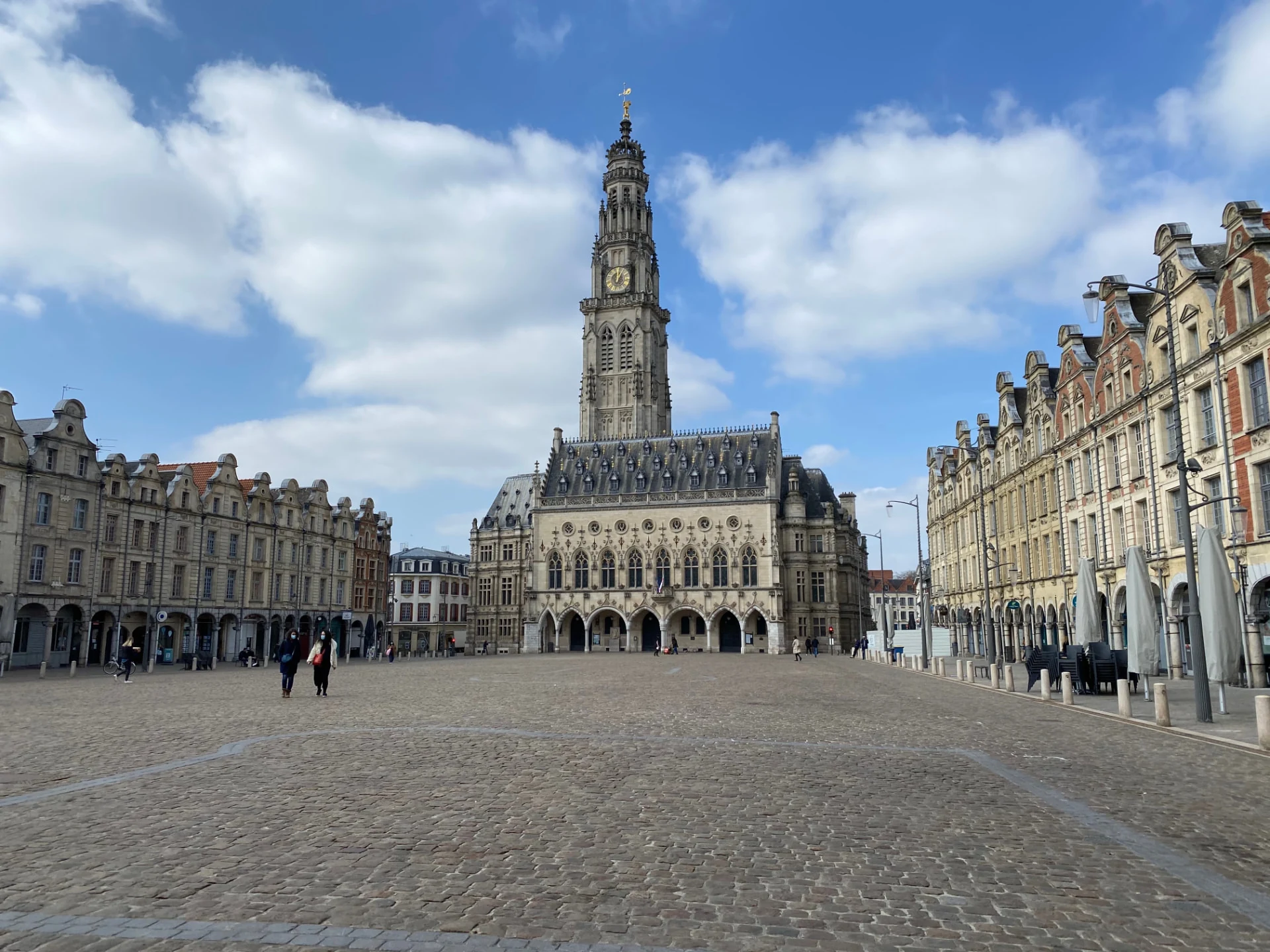 Grand-Place d'Arras avec le beffroi en arrière-plan